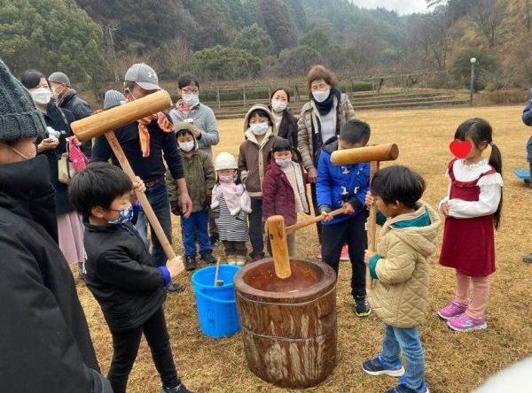 熱々のつきたてをまるめて食べよう 餅つき大会＠高取山公園