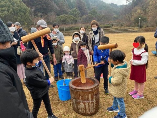 熱々のつきたてをまるめて食べよう 餅つき大会＠高取山公園