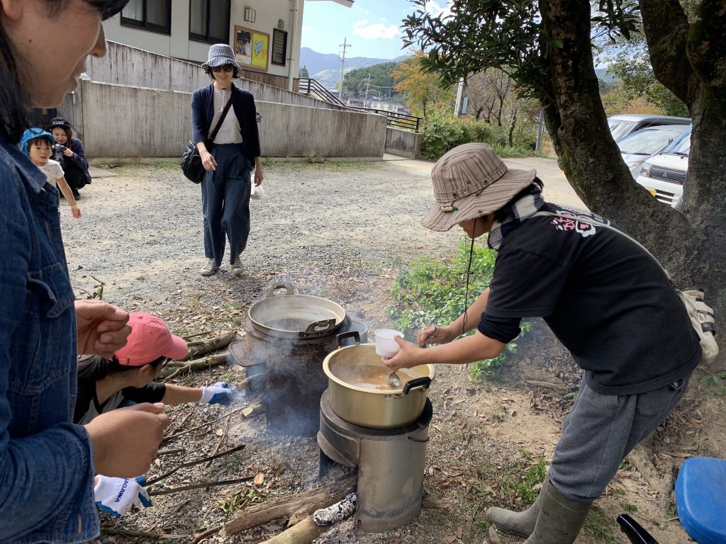 おためし地域づくり「ともはぐ収穫祭マルシェ」