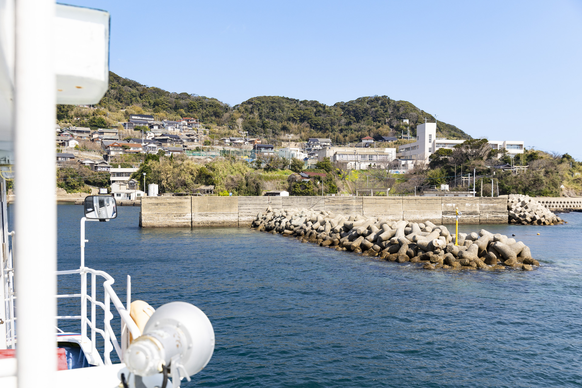 かから丸から見た加唐島。