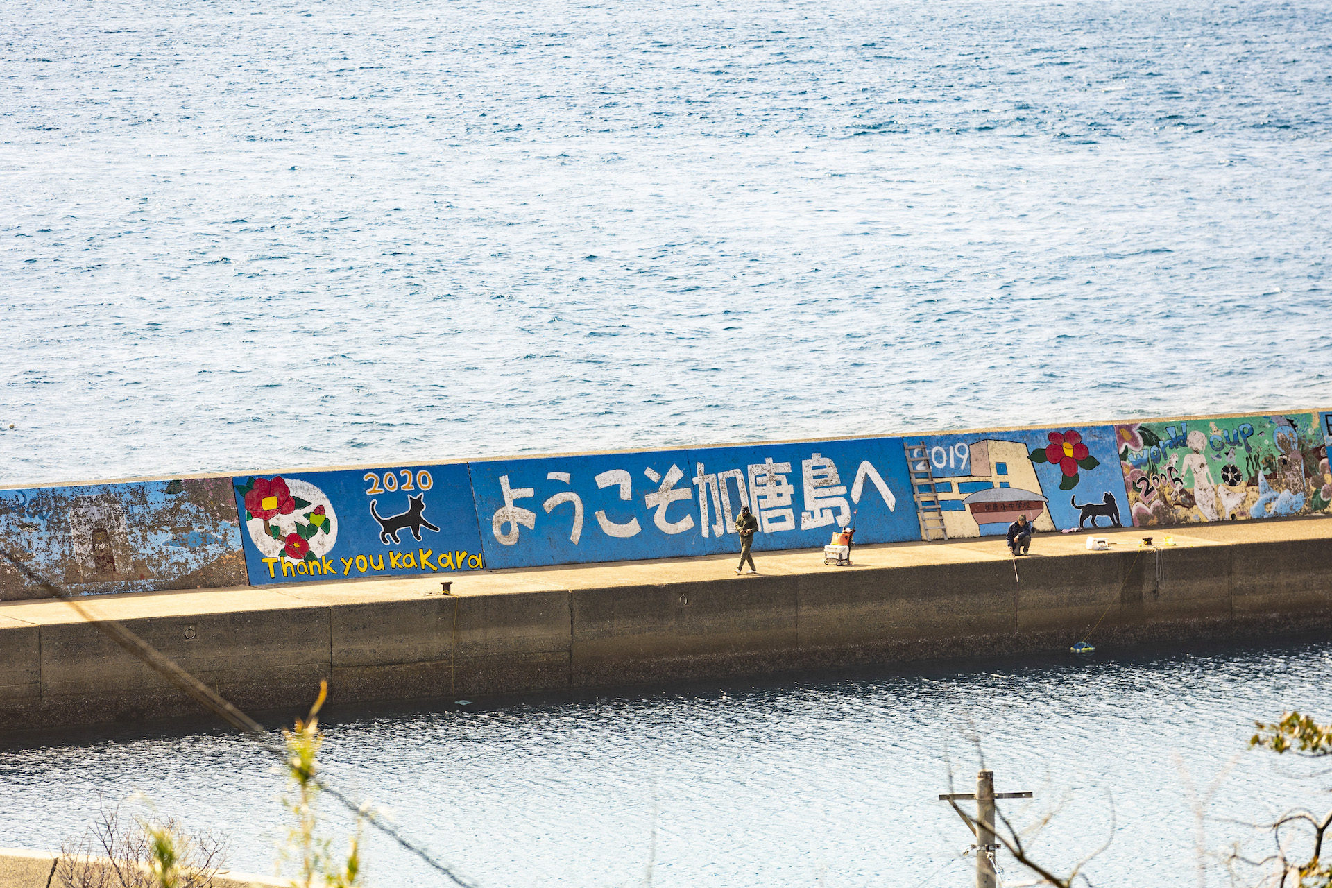 港近くで釣りをする人たち。