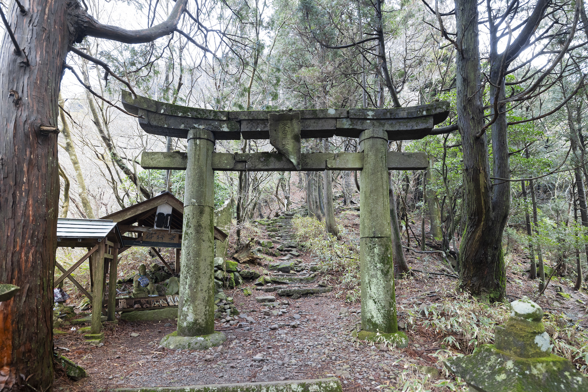 太良嶽神社の鳥居と役の行者像