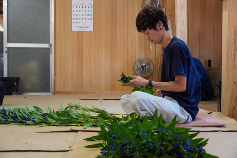 花小屋で作業