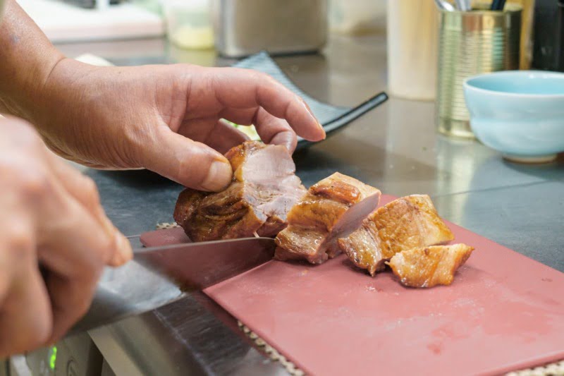 肉を切る