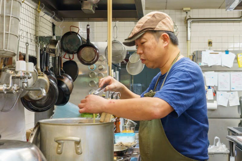 調理中の徳山さん